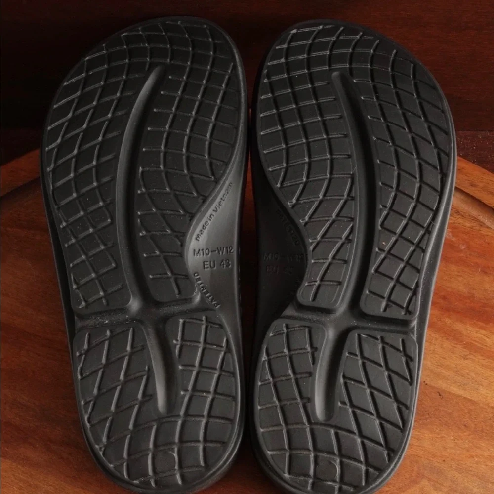 Oofos Sandals Mens Size 10 Women 12 Black OOahh Slide Recovery Comfort Shoes